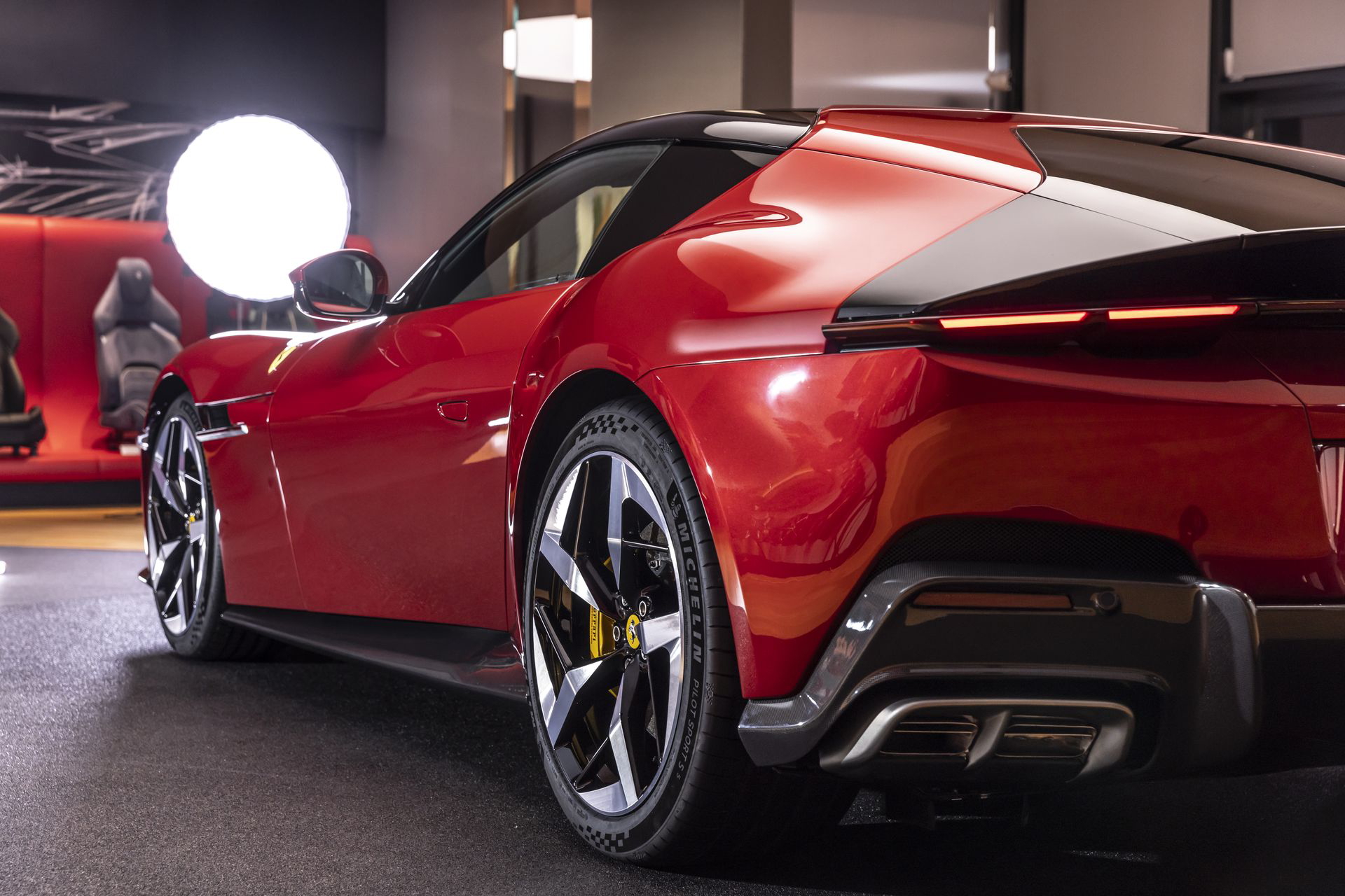 Vista posterior y lateral de un Ferrari con diseño vanguardista y líneas aerodinámicas