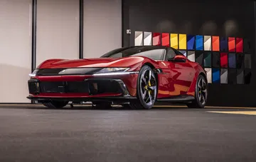 Vista lateral delantera de Ferrari con diseño aerodinámico y acabado impecable.