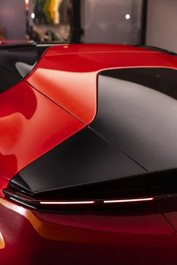 Vista trasera del Ferrari con enfoque en la elegante fusión de colores y líneas aerodinámicas.