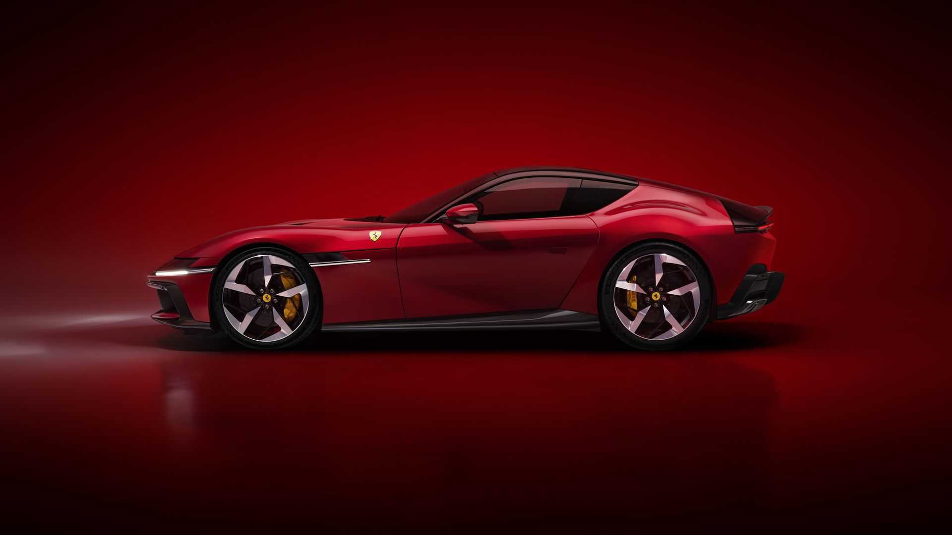 Vista lateral del Ferrari con diseño aerodinámico y vanguardista, destacando su perfil deportivo.