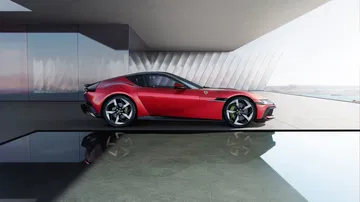 Vista lateral del Ferrari 2025 mostrando su elegante diseño y líneas aerodinámicas.