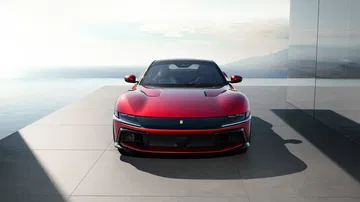 Fascinante vista frontal del Ferrari con acentos en rojo y detalles en negro.