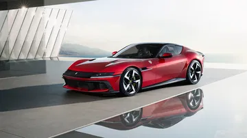 Vista angular delantera de un Ferrari mostrando su agresivo diseño y líneas dinámicas