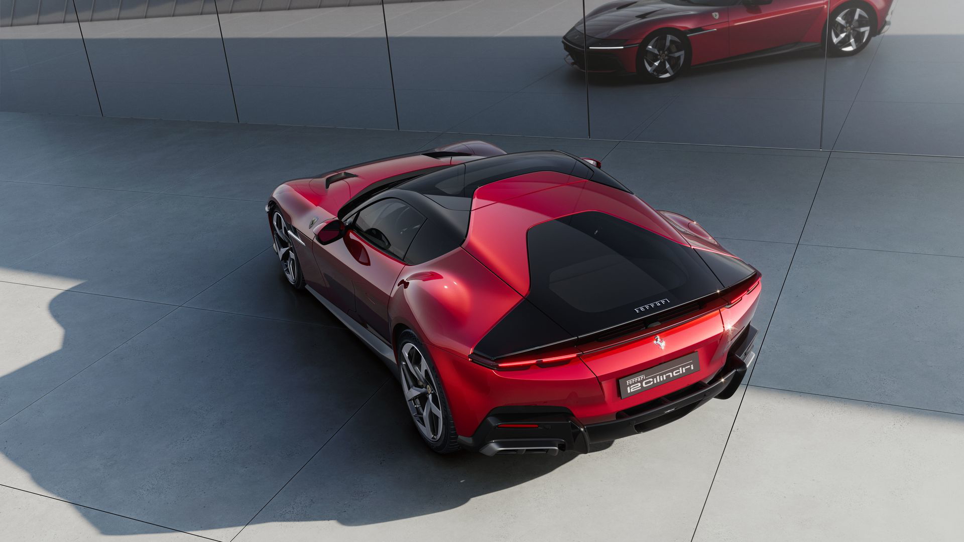 Vista trasera y lateral de un Ferrari, mostrando líneas aerodinámicas y diseño deportivo.