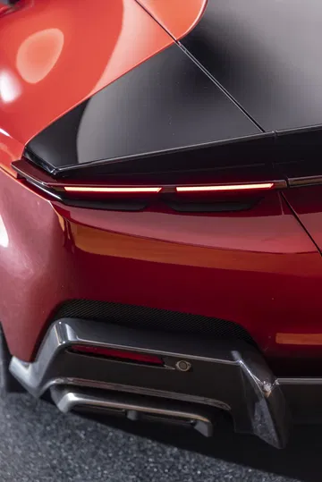 Vista en detalle de la parte trasera de un Ferrari, destacando sus luces y aerodinámica. Vista en detalle de la parte trasera de un Ferrari, destacando sus luces y aerodinámica.