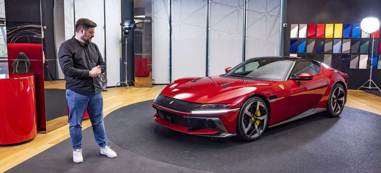 Vista frontal y lateral de un Ferrari rojo, resaltando su sofisticado diseño y líneas aerodinámicas.