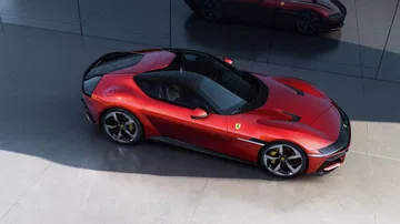 Vista lateral de un Ferrari que destaca por sus líneas aerodinámicas y elegantes.