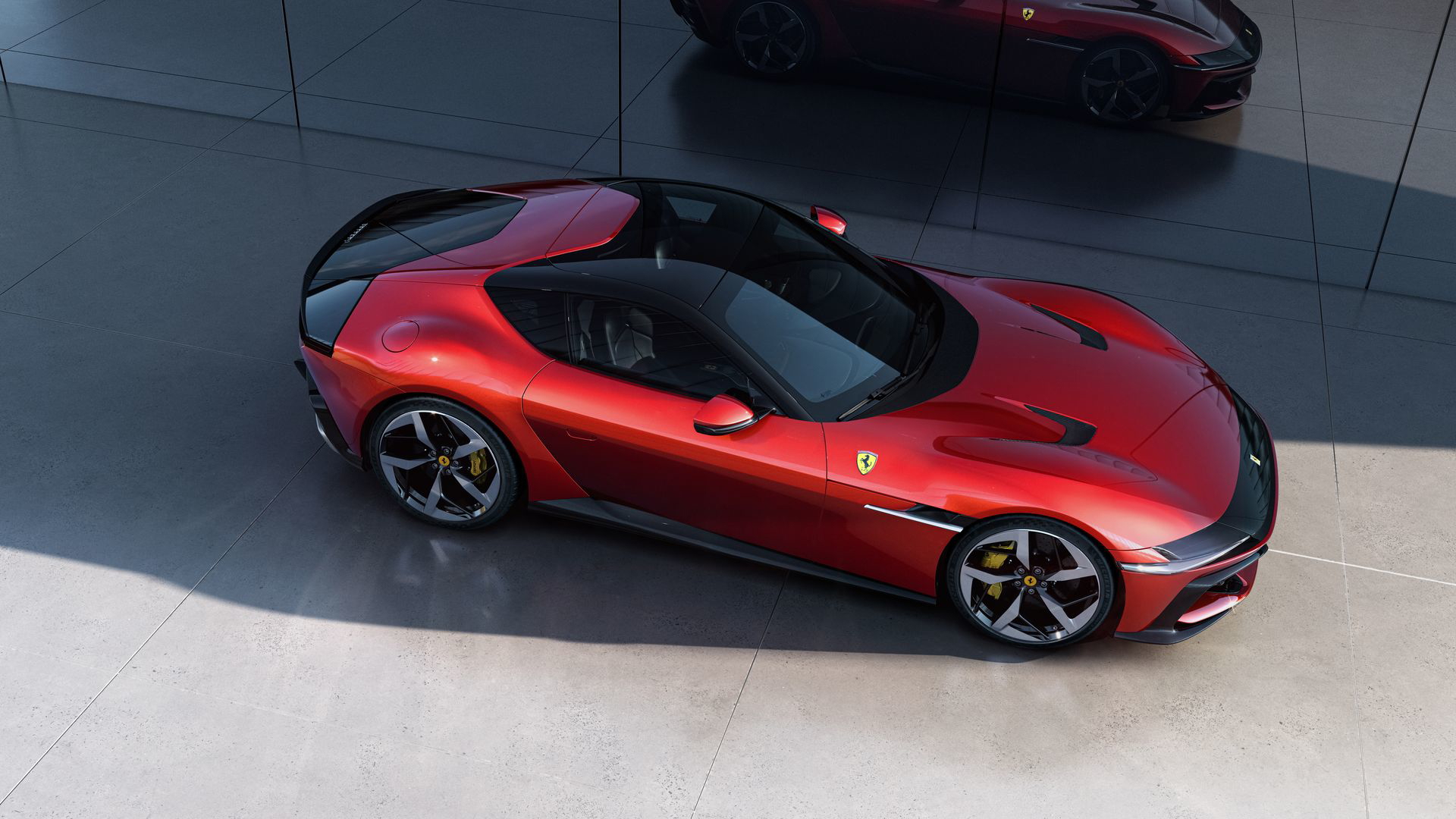 Vista lateral de un Ferrari que destaca por sus líneas aerodinámicas y elegantes.