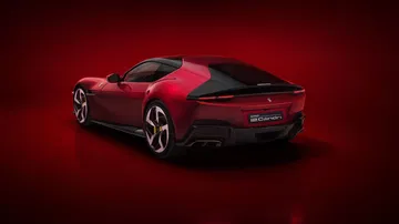 Vista trasera del nuevo Ferrari con motor de 12 cilindros, diseño aerodinámico y distintivo.