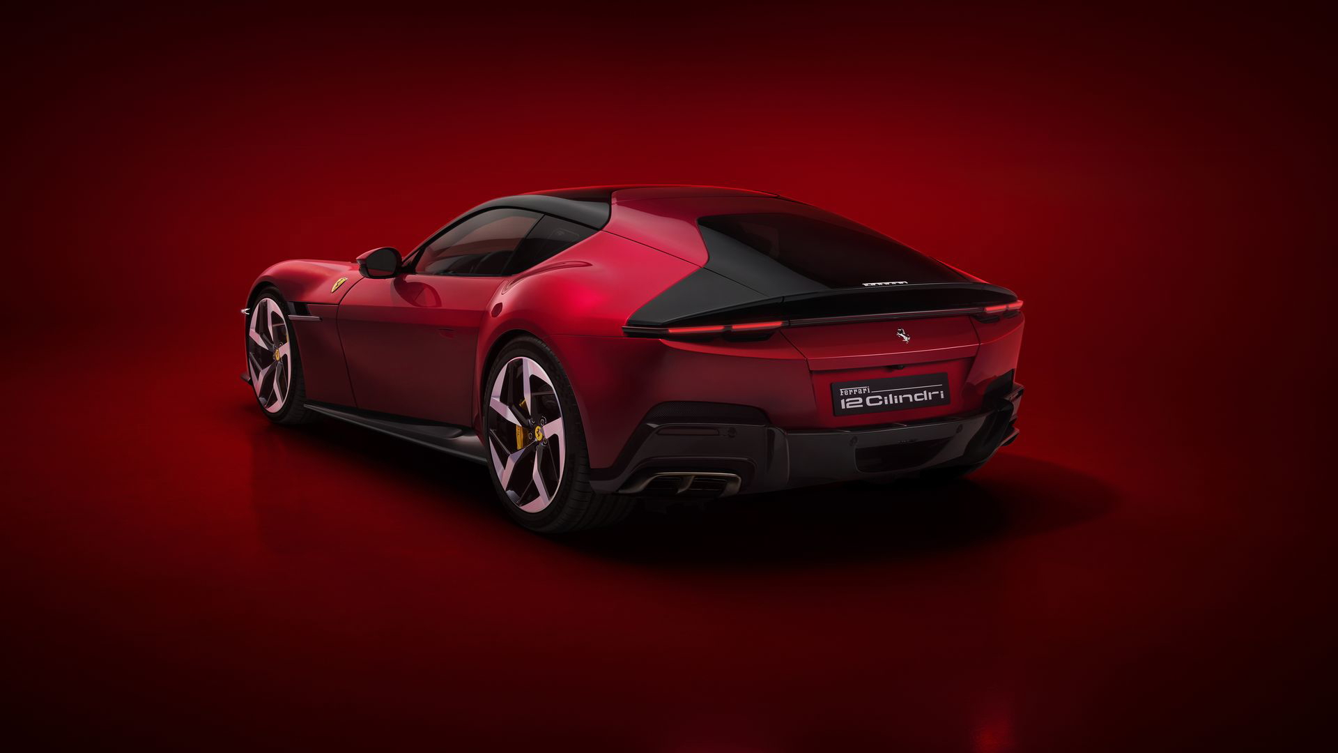 Vista trasera del nuevo Ferrari con motor de 12 cilindros, diseño aerodinámico y distintivo.