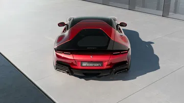 Vista trasera del Ferrari 12Cilindri 2025 destacando su diseño aerodinámico y grupos ópticos.
