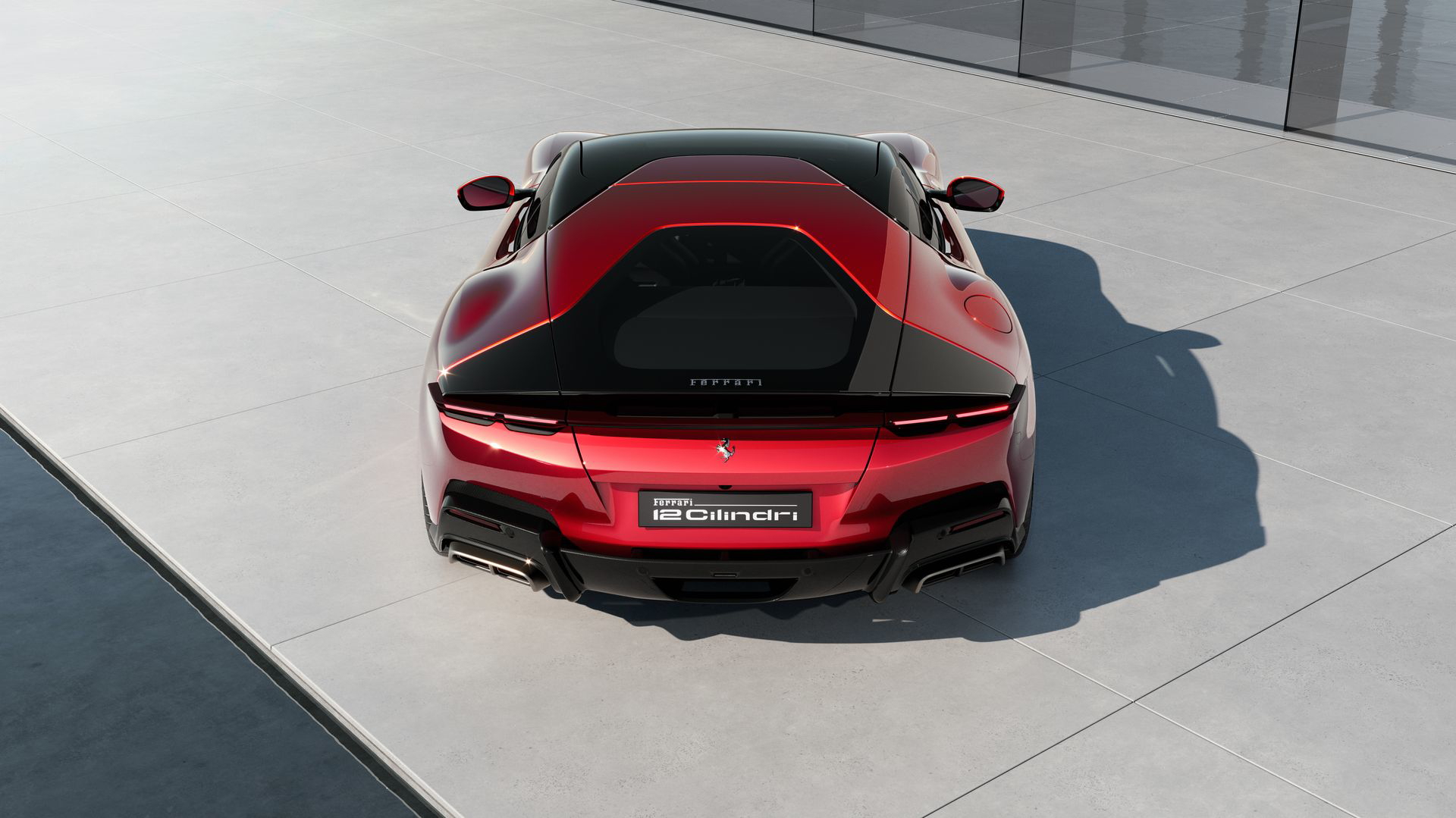 Vista trasera del Ferrari 12Cilindri 2025 destacando su diseño aerodinámico y grupos ópticos.