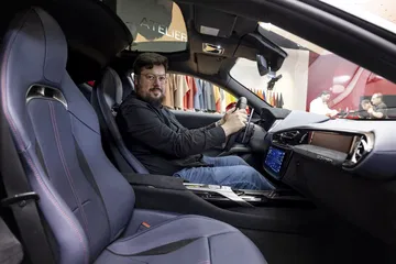 Vista minuciosa del habitáculo de un Ferrari, mostrando calidad y diseño en asientos y acabados.