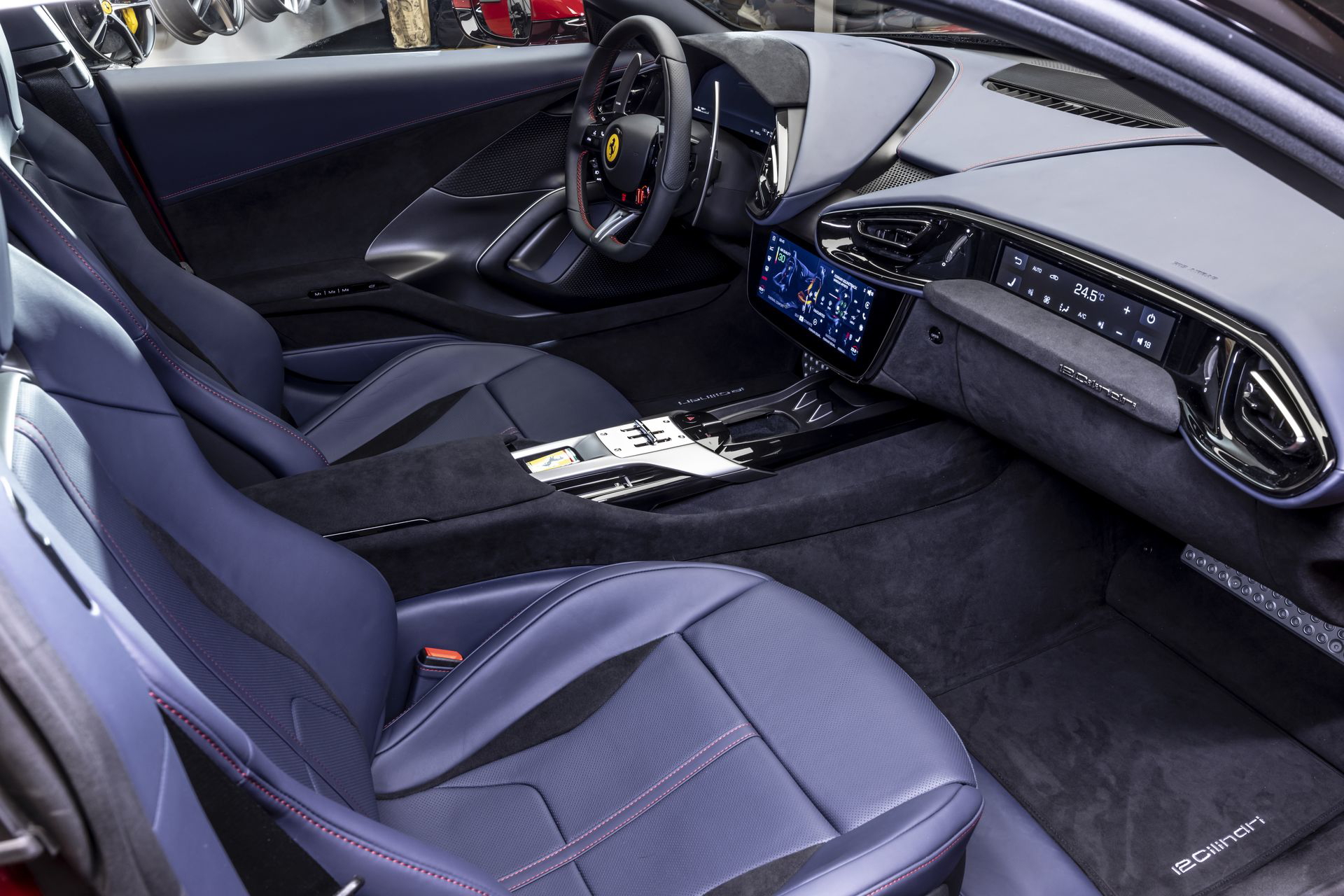 Un vistazo al habitáculo lujoso y deportivo del Ferrari, con acabados premium y tecnología de última generación.