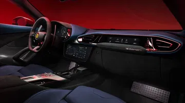 Vista lateral de un lujoso interior Ferrari, destacando acabados y tecnología avanzada.