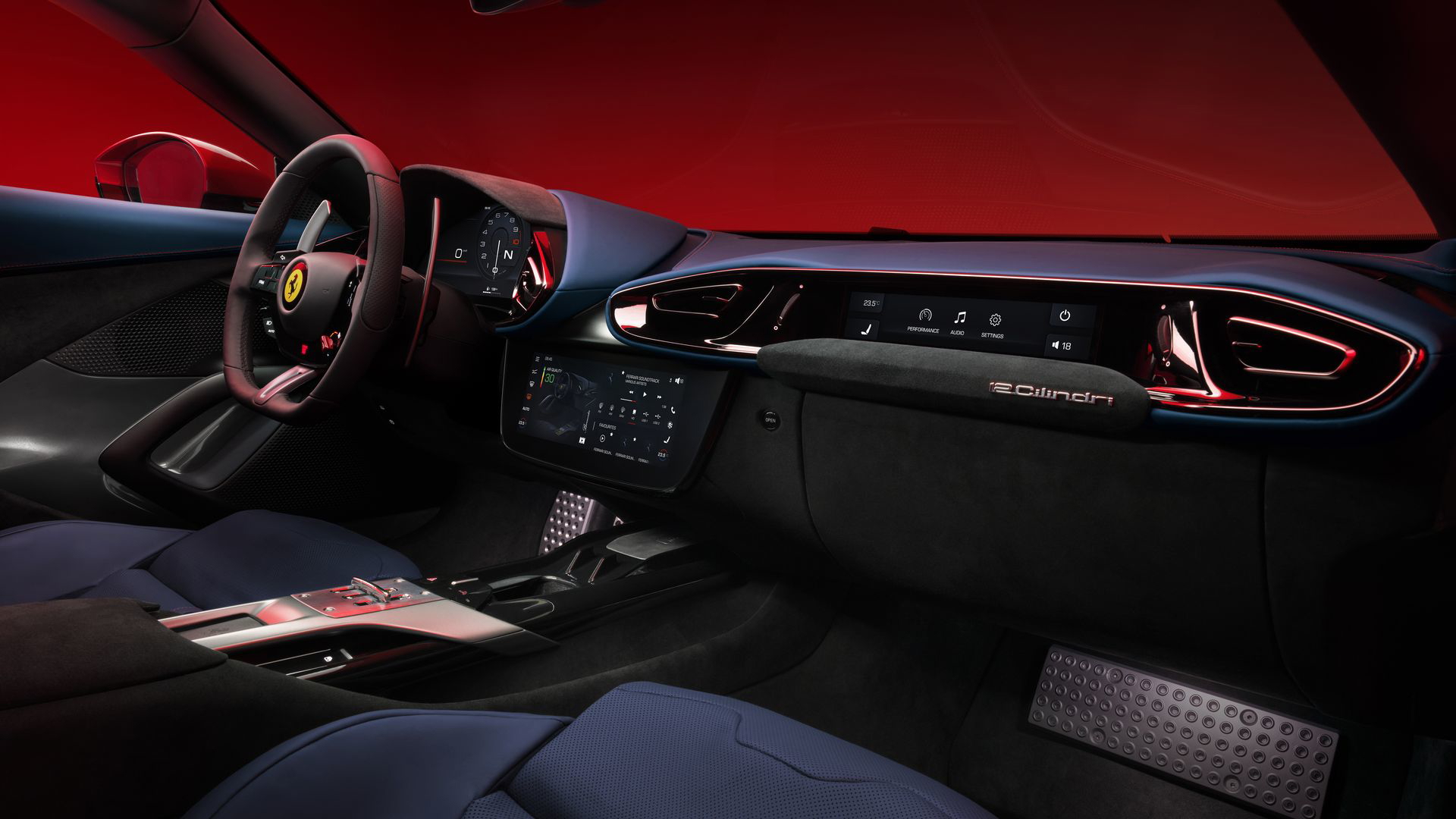 Vista lateral de un lujoso interior Ferrari, destacando acabados y tecnología avanzada.