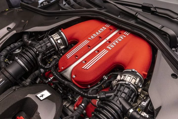 Vista del poderoso motor V12 de Ferrari, una obra maestra de la ingeniería italiana.