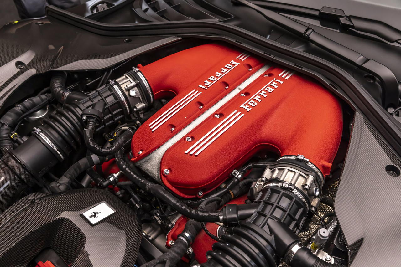 Vista del poderoso motor V12 de Ferrari, una obra maestra de la ingeniería italiana. Vista del poderoso motor V12 de Ferrari, una obra maestra de la ingeniería italiana.
