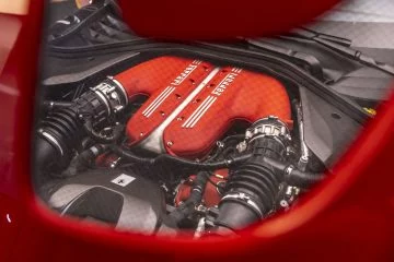 Vista del motor V12 de Ferrari, impecable ejecución con acabados de carbono.