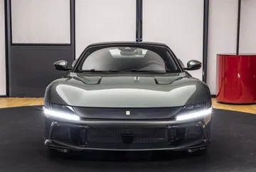 Vista frontal Ferrari Spider 2025, destacando su diseño aerodinámico y faros LED