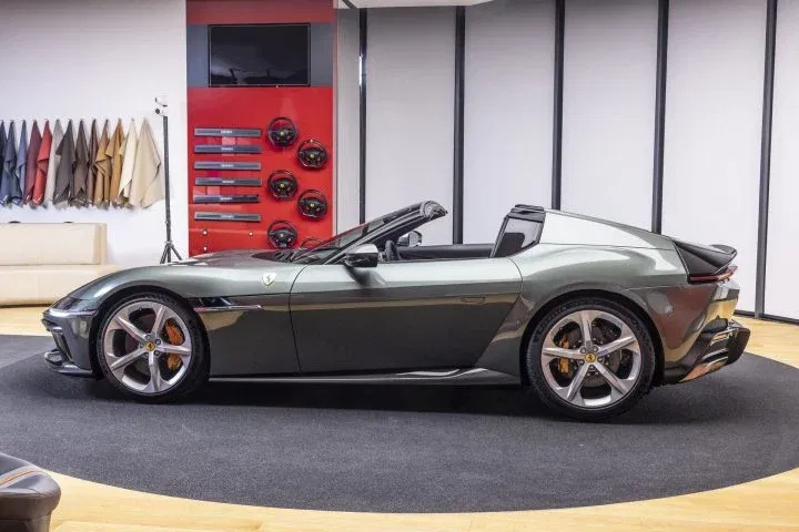 Ferrari Spider de 12 cilindros, una silueta que combina deportividad y elegancia.