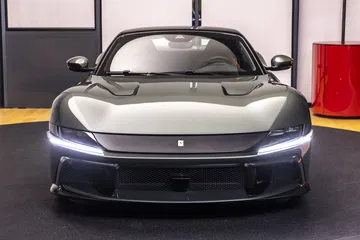 Vista frontal del Ferrari, destacando su estética agresiva y faros LED.