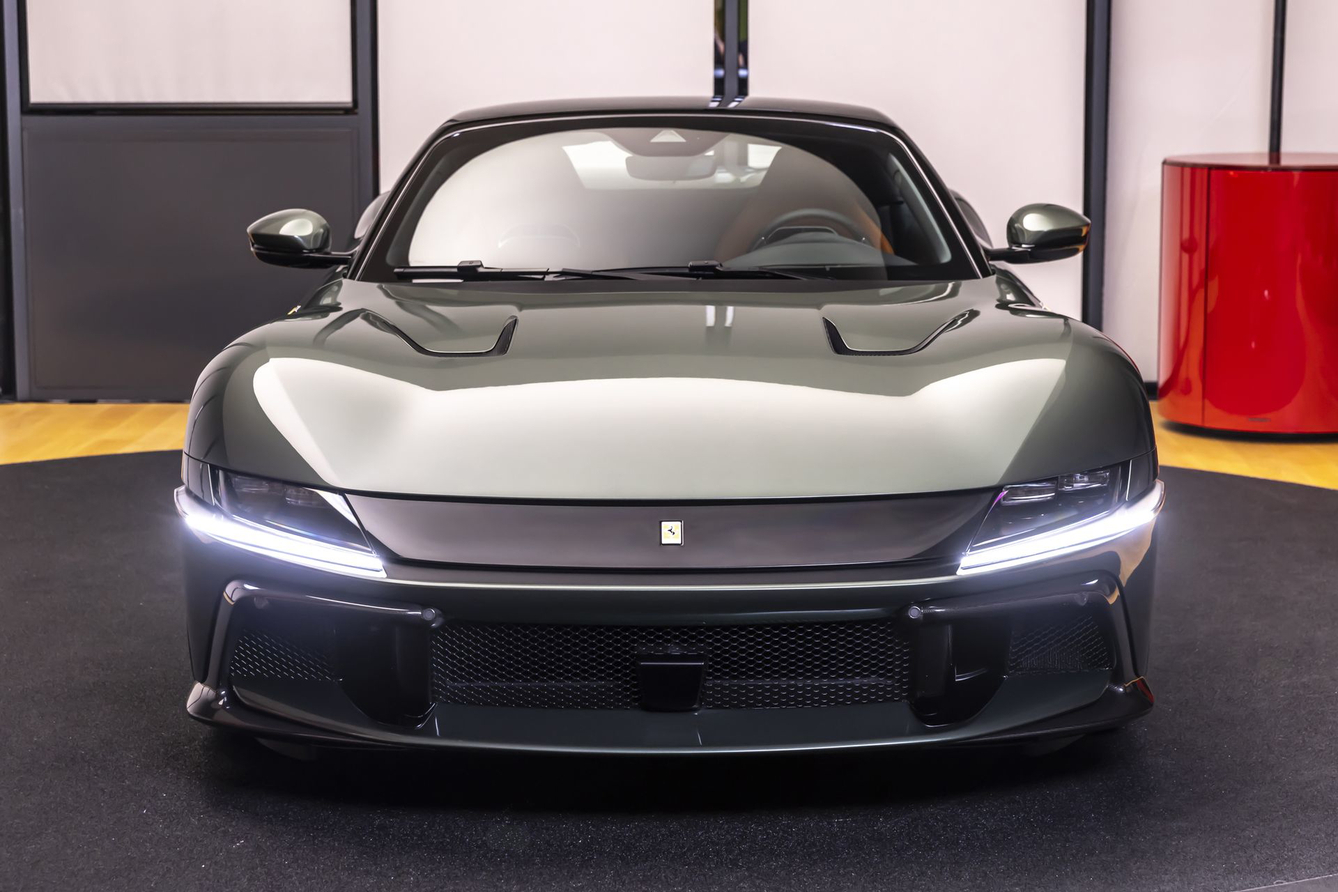 Vista frontal del Ferrari, destacando su estética agresiva y faros LED.