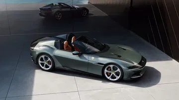 Ferrari Spider con motor V12, sofisticación y deportividad en armonía.