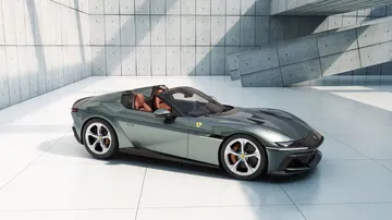 Vista lateral y frontal del Ferrari 12Cilindri Spider 2025, mostrando líneas dinámicas y elegancia.