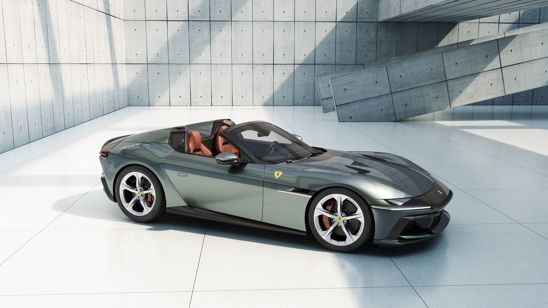 Vista lateral y frontal del Ferrari 12Cilindri Spider 2025, mostrando líneas dinámicas y elegancia.