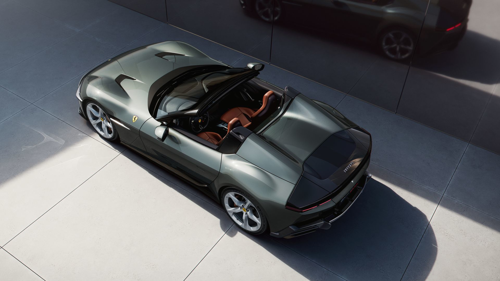 Vista aérea de un Ferrari 12 cilindros Spider 2025, mostrando su diseño elegante.