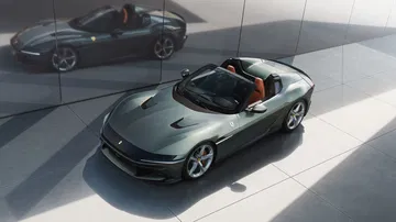 Vista superior del Ferrari Spider, resaltando su elegante diseño y líneas aerodinámicas.