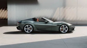Ferrari Spider 2025, diseño elegante con una silueta lateral inconfundible.