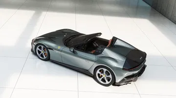 Un imponente Ferrari 12 cilindros Spider, modelo 2025, con techo abatible.
