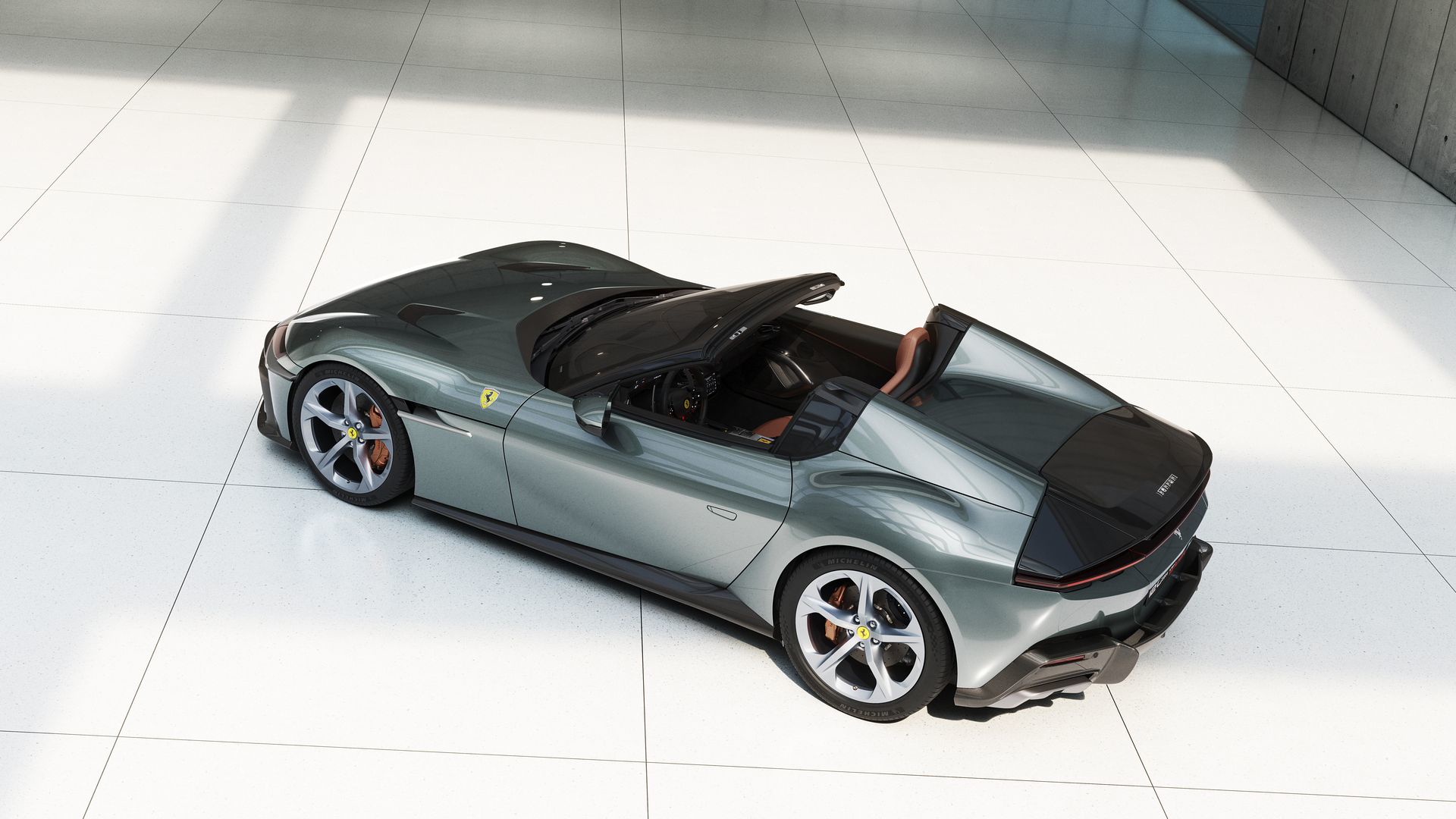 Un imponente Ferrari 12 cilindros Spider, modelo 2025, con techo abatible.