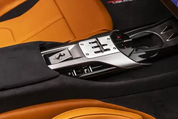 Exquisitos acabados y diseño ergonómico en la consola central de un Ferrari.