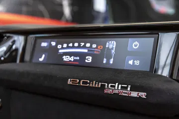 Panel de instrumentos digital moderno con indicadores de velocidad y marcha de un Ferrari.