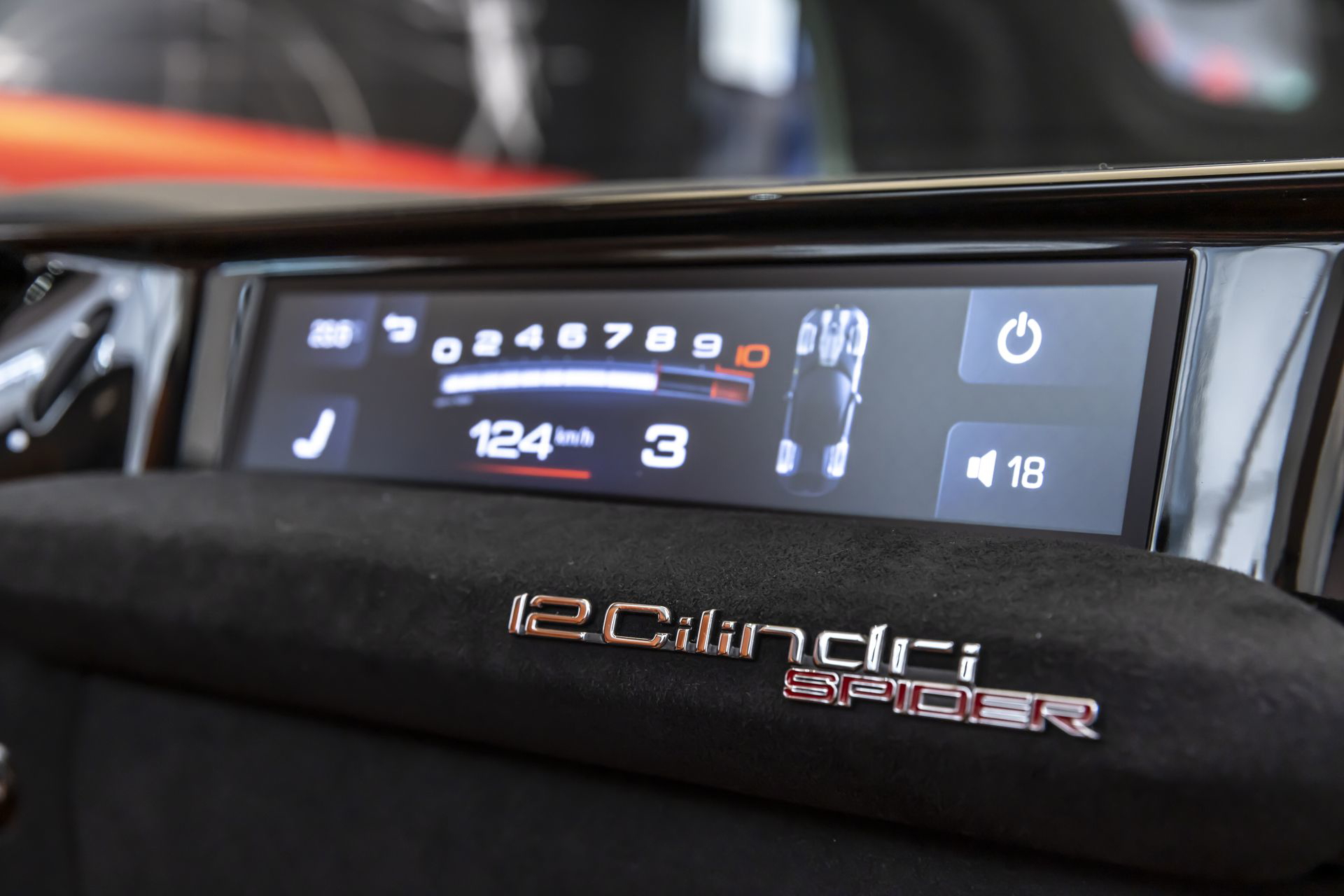 Panel de instrumentos digital moderno con indicadores de velocidad y marcha de un Ferrari.