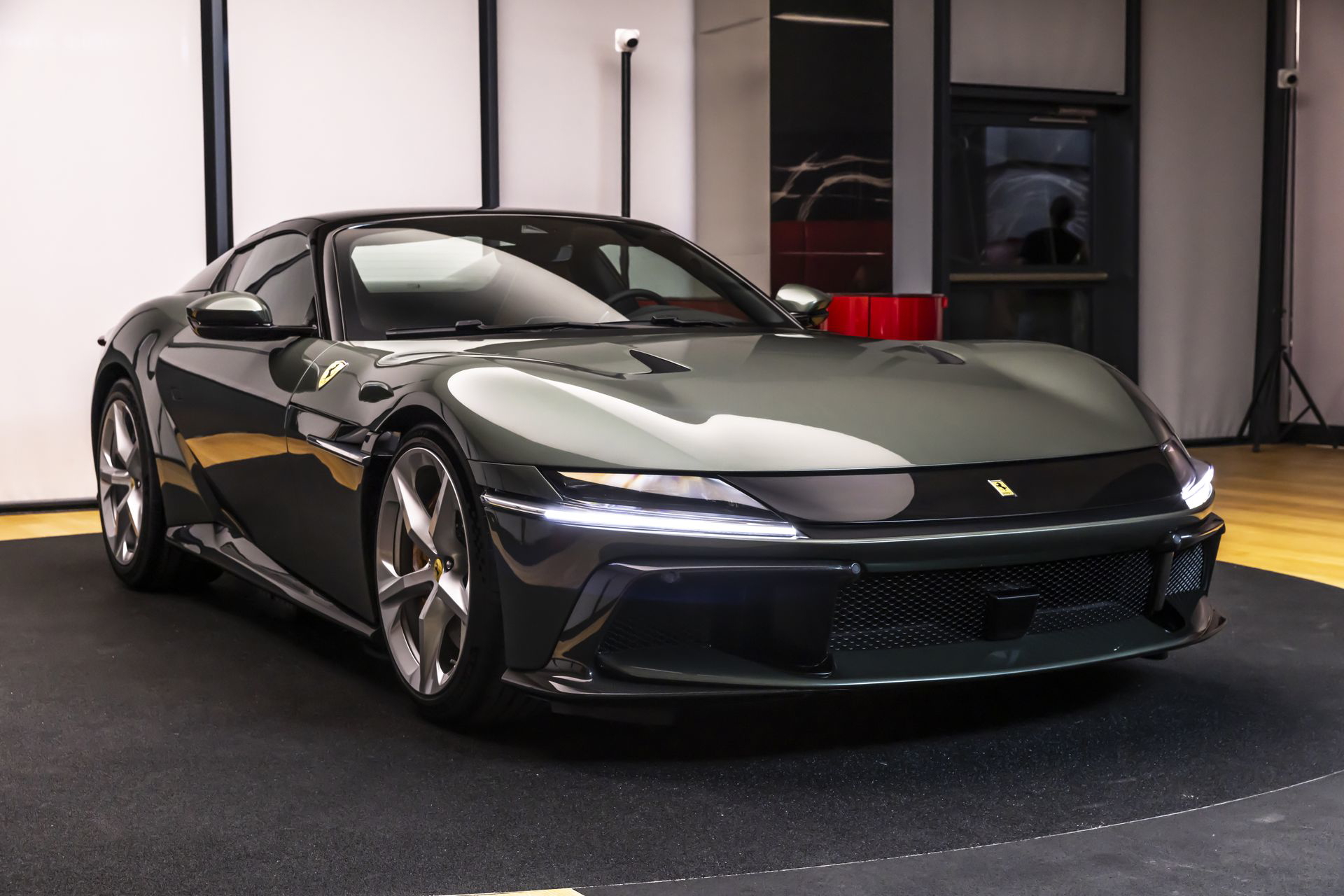 Vista frontal y lateral del Ferrari, mostrando su diseño aerodinámico y la distintiva parrilla.