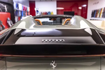 Imagen trasera del Ferrari 12 cilindros Spider, destacando su diseño exclusivo.