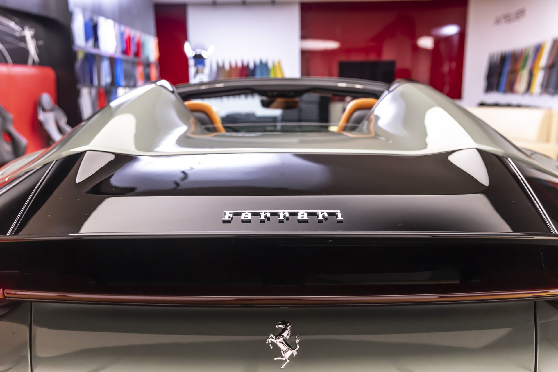 Imagen trasera del Ferrari 12 cilindros Spider, destacando su diseño exclusivo.