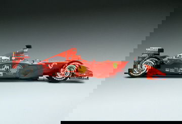 Visión lateral del icónico Ferrari F1 F2001, una leyenda de las pistas.