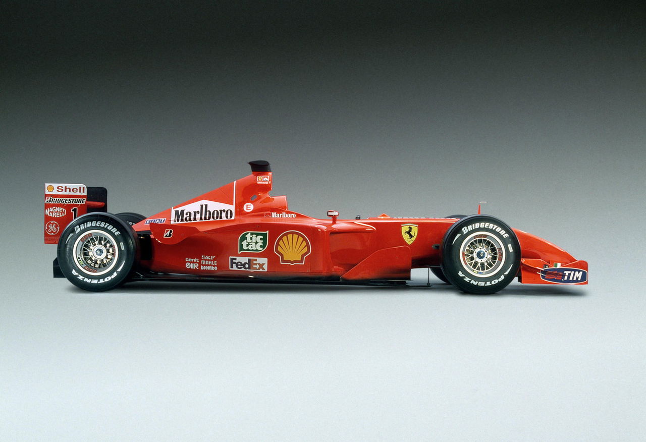 Visión lateral del icónico Ferrari F1 F2001, una leyenda de las pistas.