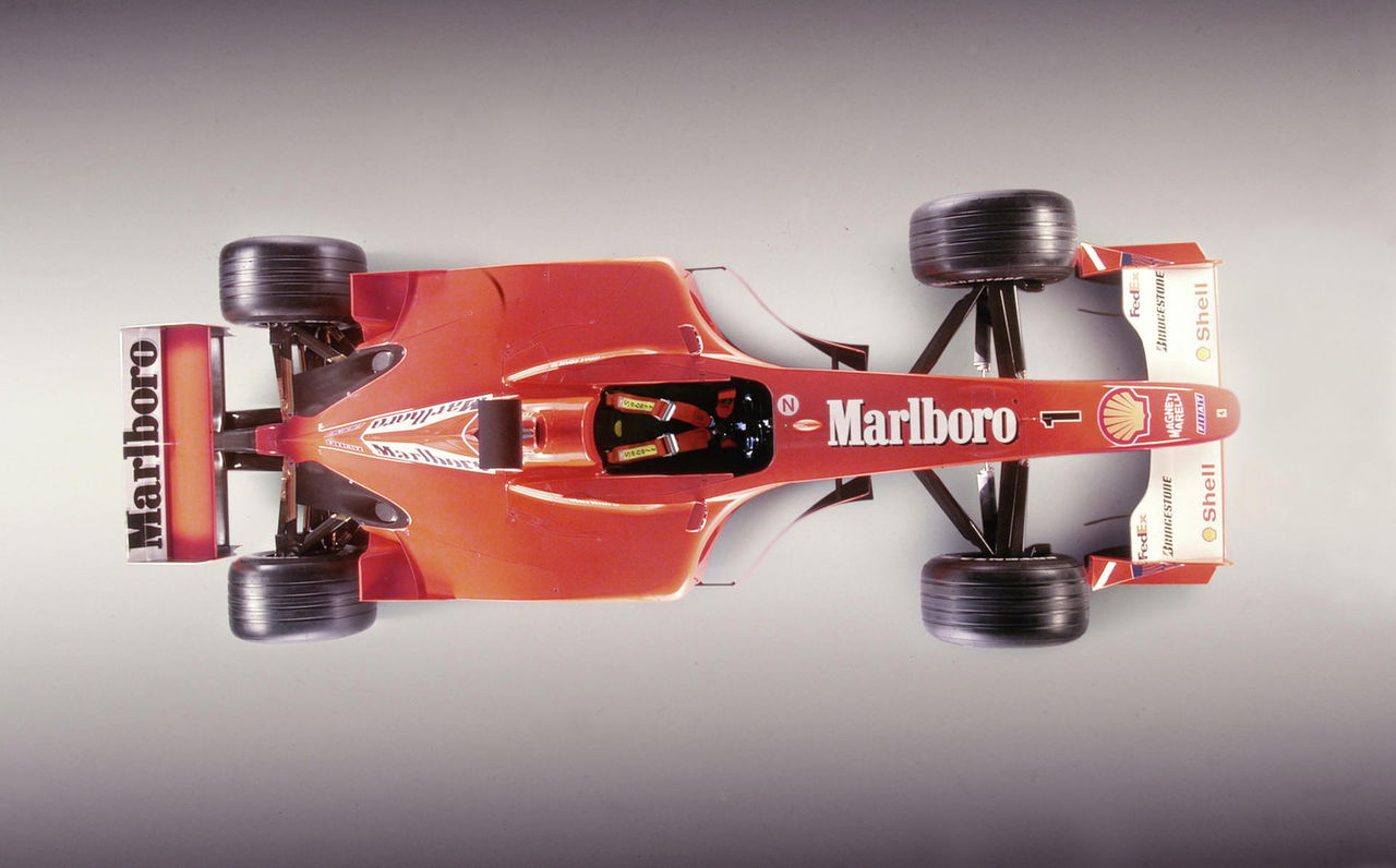 Vista superior del Ferrari F1 modelo F2001, un ícono de la ingeniería de carreras.