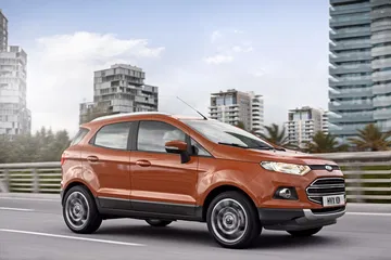 Vista dinámica lateral del Ford EcoSport 2014 en color naranja.