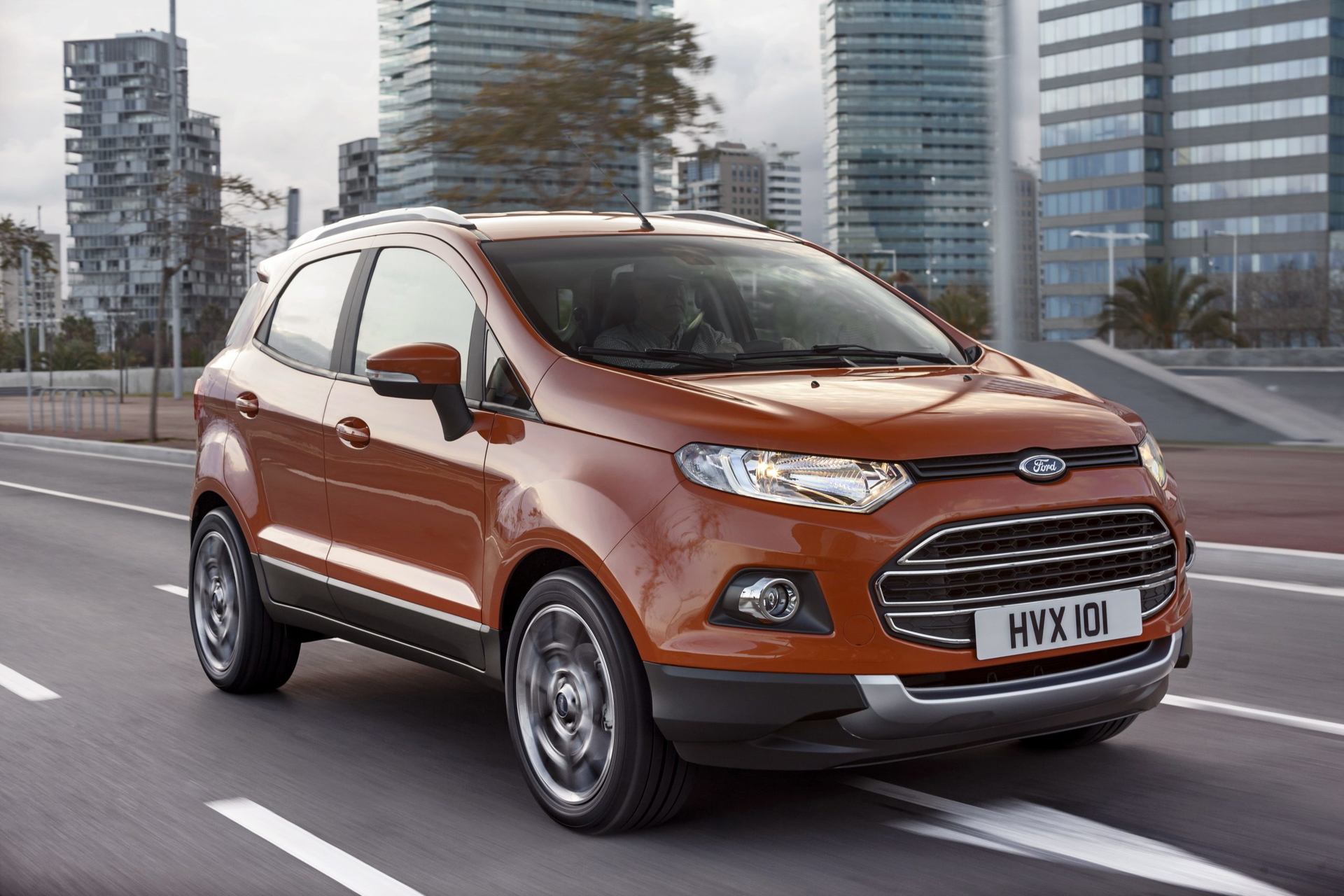 Vista dinámica del Ford EcoSport 2014 en color naranja