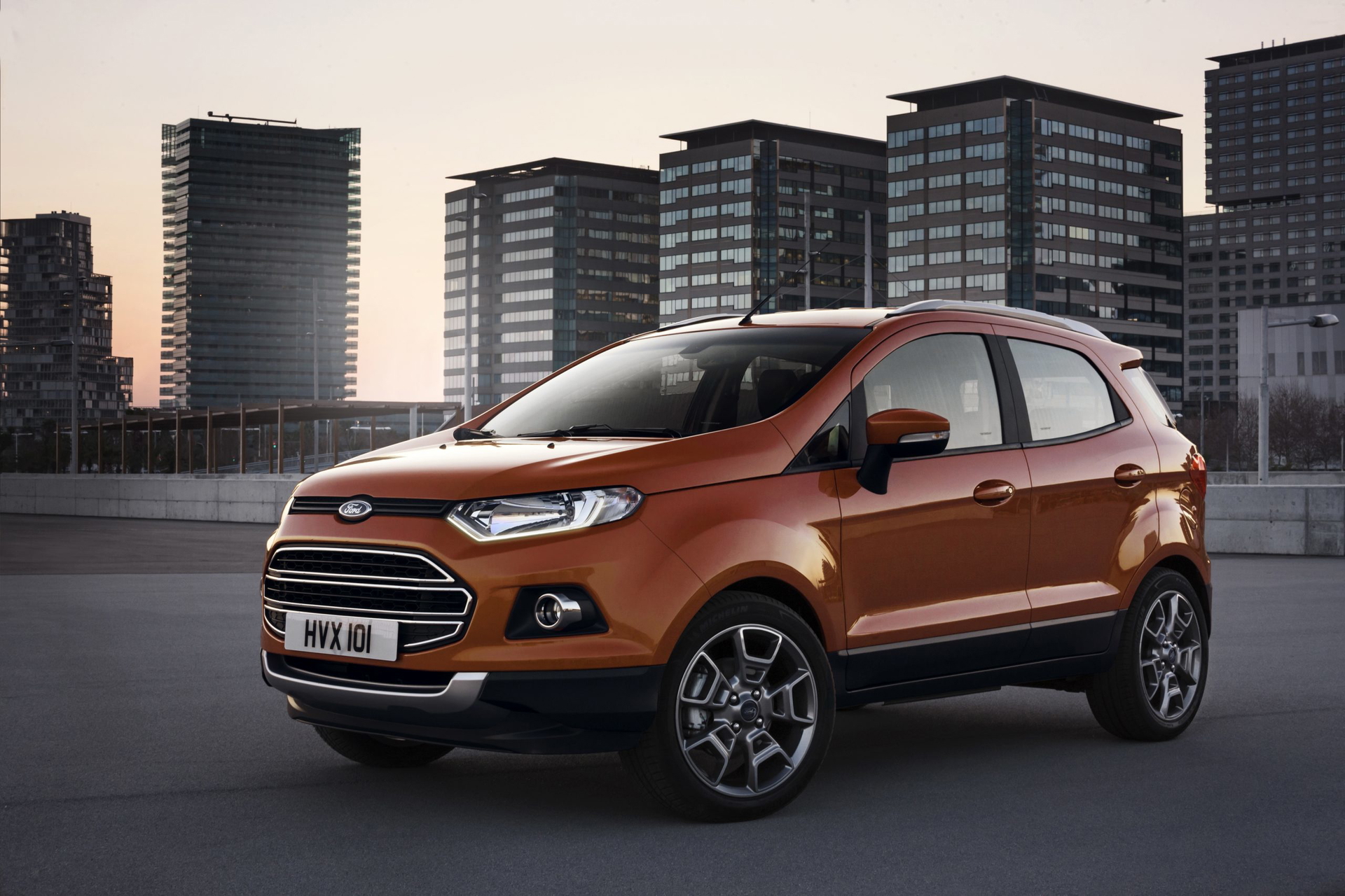 Vista lateral del Ford EcoSport 2014 en color naranja.