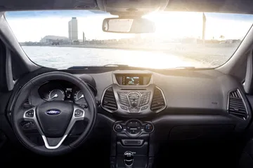 Vista delantera del habitáculo del Ford EcoSport, destacando su ergonomía y acabados.