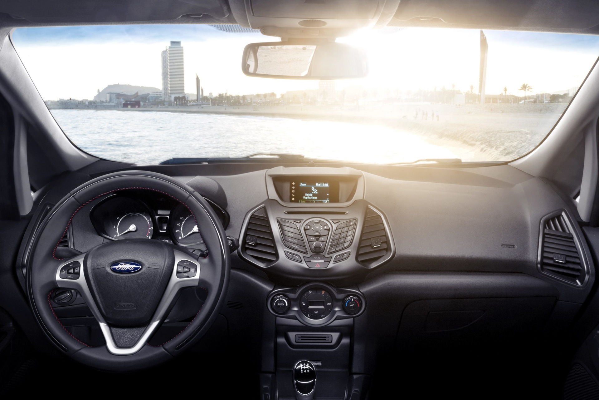 Vista delantera del habitáculo del Ford EcoSport, destacando su ergonomía y acabados.