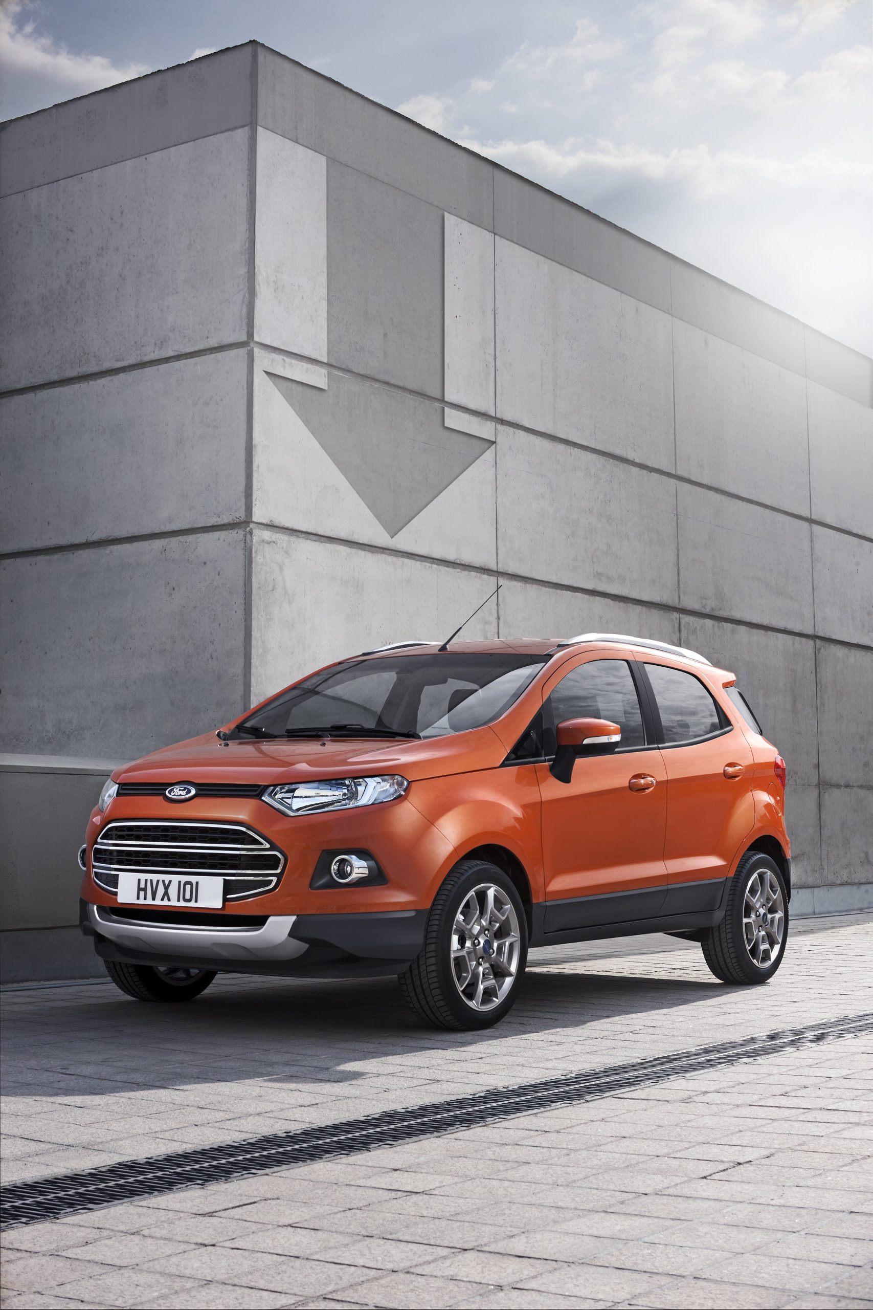 Vista lateral Ford EcoSport 2014 en acabado naranja.